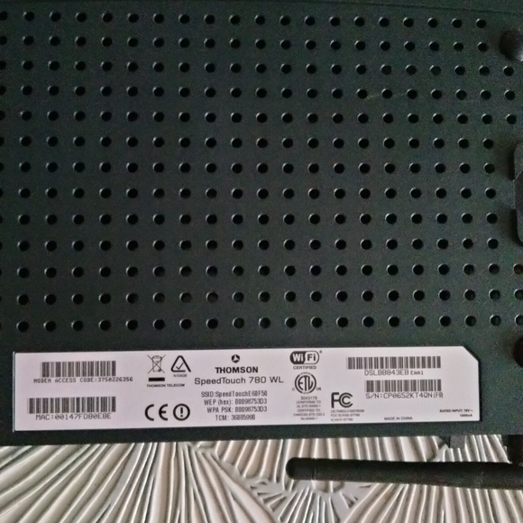 Thomson Speedtouch ST585 v6 wireless ADSL Modem router Network Desktop Equipment - Picture 3 of 3